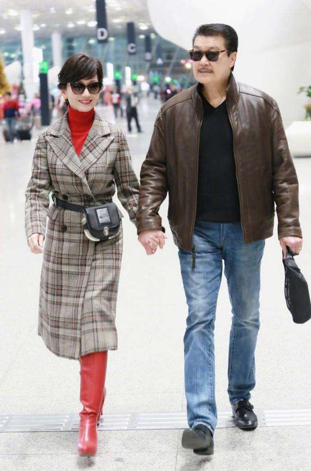 64岁赵雅芝真敢穿,黑丝袜配过膝长靴,难怪看起