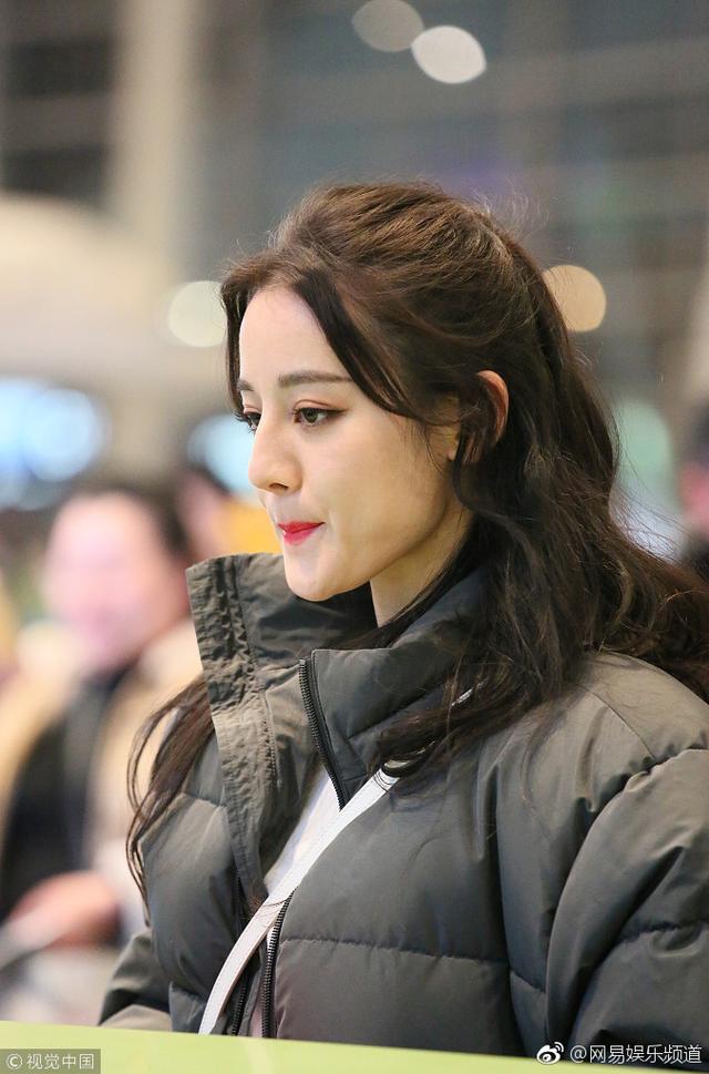 热巴最新机场街拍,人群中非常耀眼,鼻子能和娜