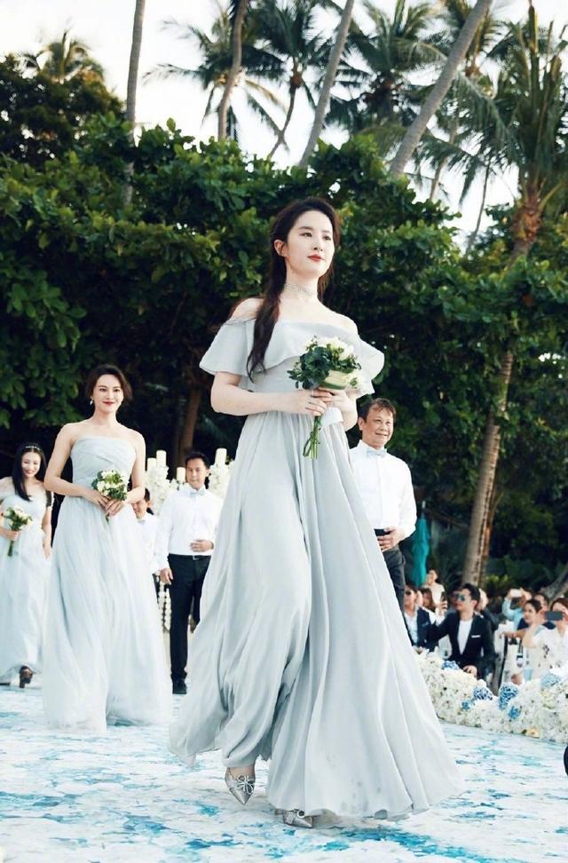 最美伴娘刘亦菲,和胡歌一样都是别人婚礼的御用伴郎伴娘!