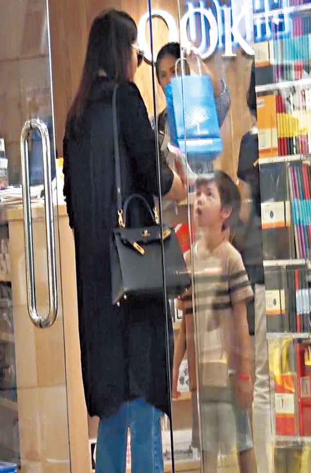 TVB仙气女神吴美珩，带儿子现身中环购物，45岁保养得宜皮肤水嫩