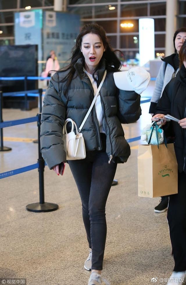 迪丽热巴衣着臃肿现身机场,却遮不住好身材大