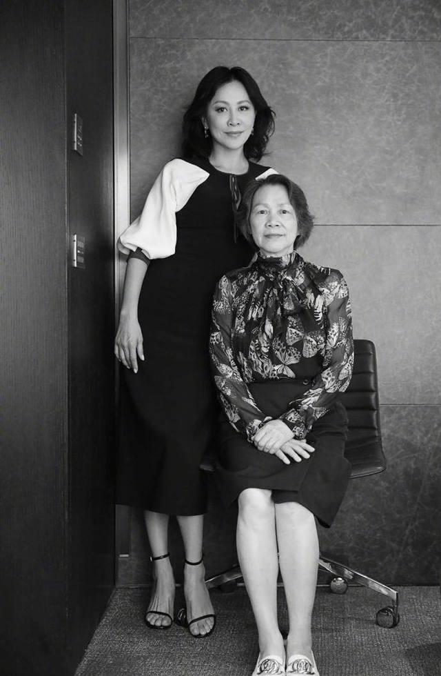 刘嘉玲微博晒母女合影,母亲是苏州知名才女,网
