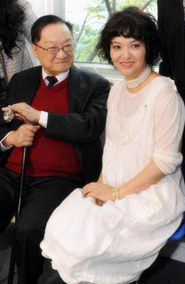 金庸三婚前,其第二任老婆:离婚可以,但你得答