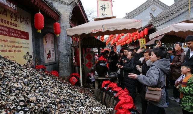 摔碗酒碎碗堆积如山 用力一摔就图个碎碎(岁岁