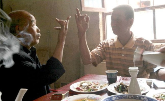 在农村喝酒,碰到以下这四种人,赶紧吃饱走人,免遭无妄