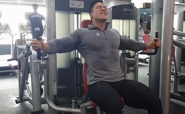 做完这六个基础胸部训练动作,保证你胸部肌肉的训练感觉瞬间爆炸!