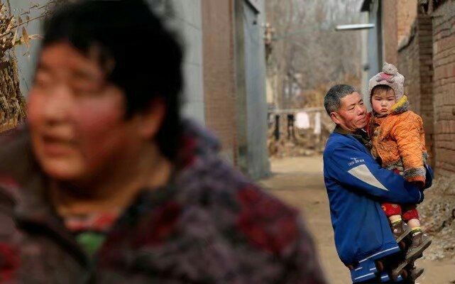 三个农村光棍和一个傻媳妇生活,结果让人意外!