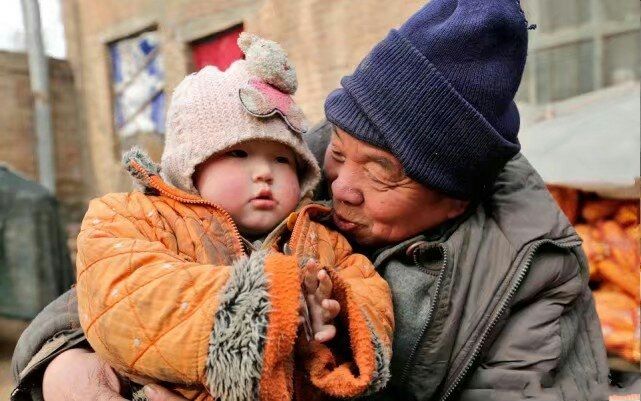 三个农村光棍和一个傻媳妇生活,结果让人意外!