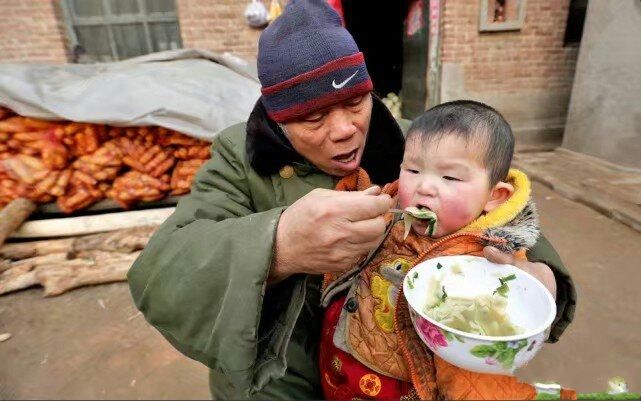 三个农村光棍和一个傻媳妇生活,结果让人意外!