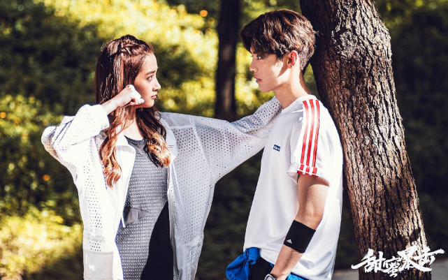 鹿晗关晓彤情人节一起卖萌拍合照,遭网友吐槽:看起来像姐妹花儿