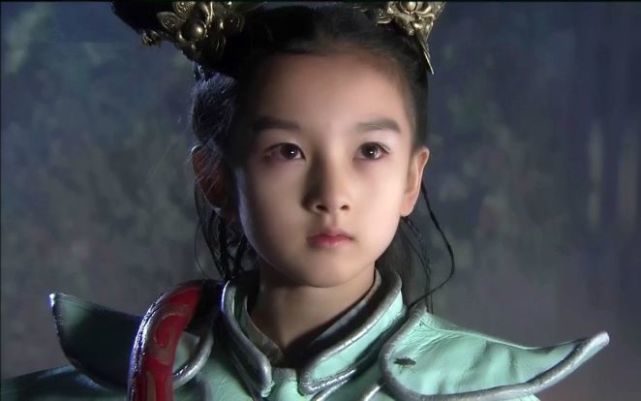 20岁的宋祖儿近照，整个娱乐圈都在等她长大，现在比张柏芝还美