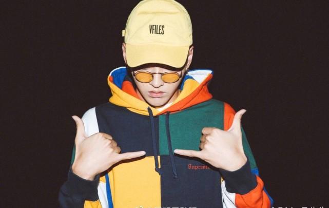 吴亦凡不仅穿着打扮很潮,而且拍照的手势也十