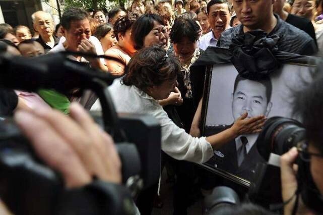 盐城英雄罗昊墓地 再有三个月做父亲 魂归故里万人送行