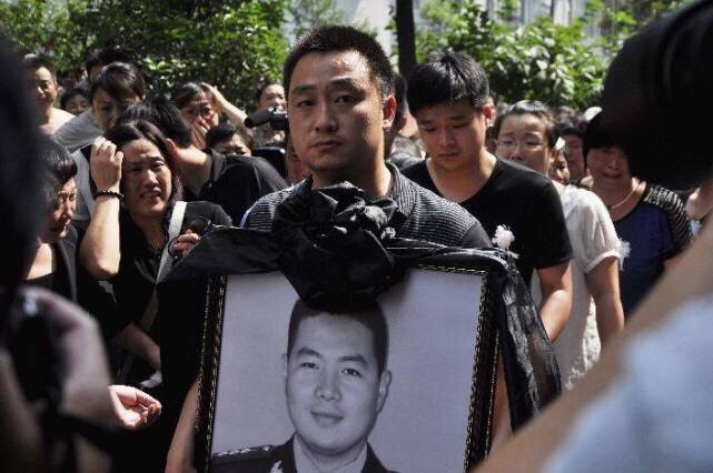 盐城英雄罗昊墓地 再有三个月做父亲 魂归故里万人送行
