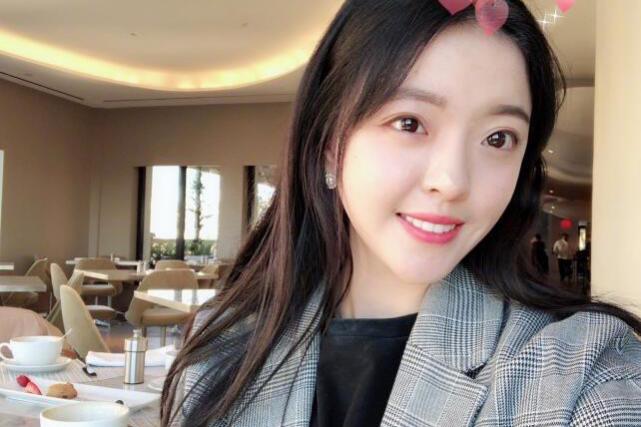 华谊千金王文也晒美照,肤白貌美大长腿,逛吃模式直言生活开心|王文|华