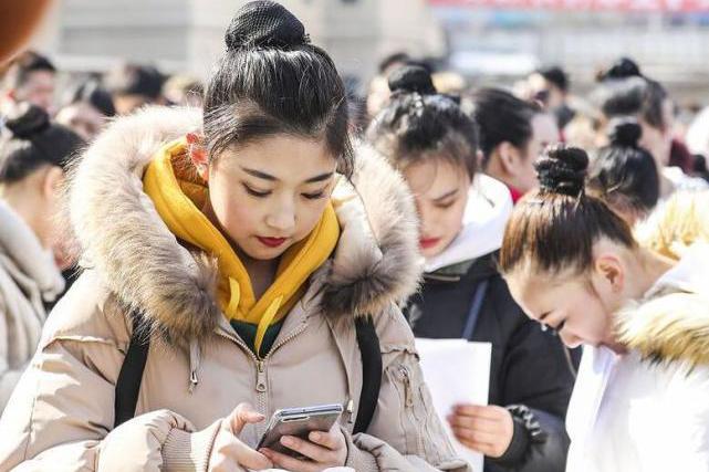 沈阳音乐学院艺考,众考生浓妆艳抹拼妆容,盛装亮相超养眼
