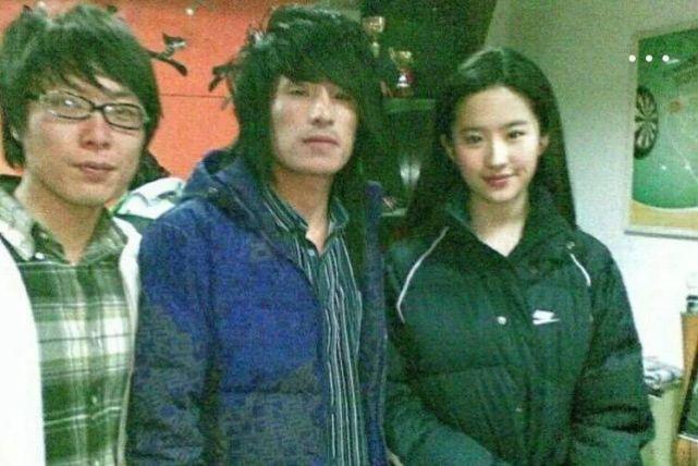 再加上各种美颜ps软件,不少人在心里都觉得至少可以跟明星比一比,其实