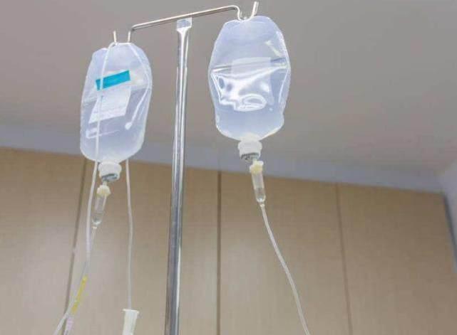 输液管里进气泡会要人命吗? 药水输完了忘记拔, 又有什么后果?