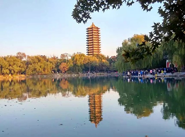 北京大学未名湖,这里已经成为北京大学校园的著名景点之一.