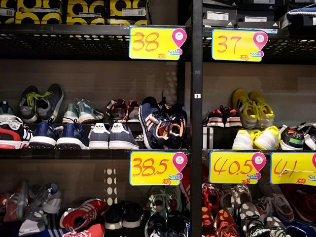 实拍: 北京阿迪达斯折扣店, 顾客忙抢购, 买鞋