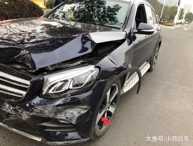 奔驰glc撞车真实图片,奔驰c200撞车真实图片 奔驰glc260撞上奇瑞瑞虎路人称豪车也不过如此