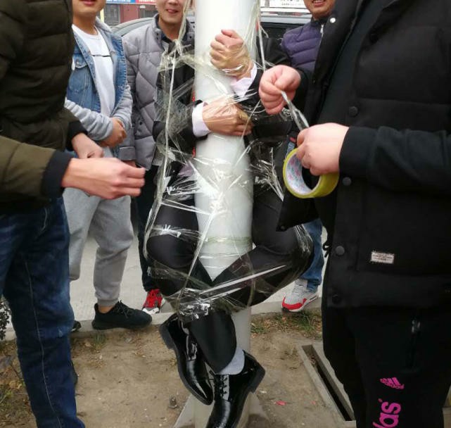 迎亲路上 新人被绑电线杆胶带缠满身