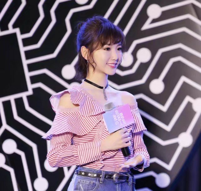 毛晓彤出席活动现场,风采不减当年,网友直呼:美貌惊人