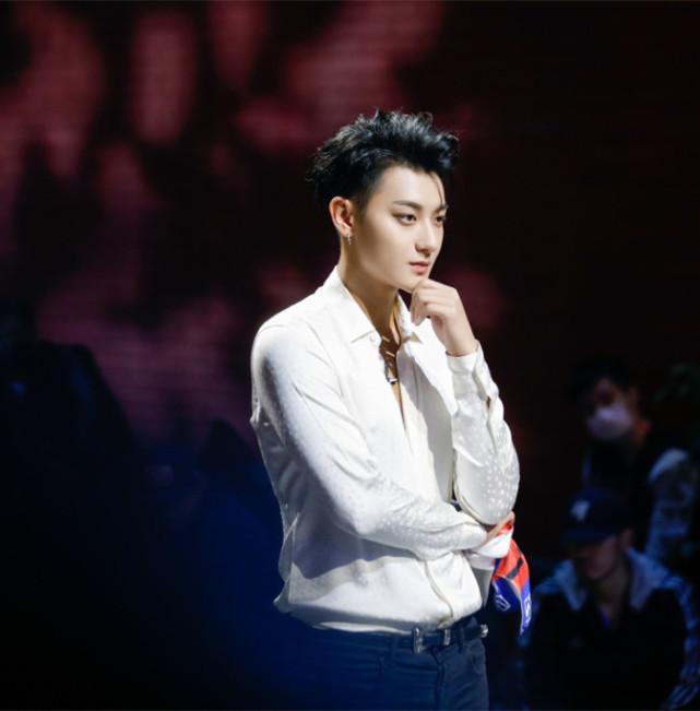 黄子韬很爱化妆,那么不化妆后的他是什么模样