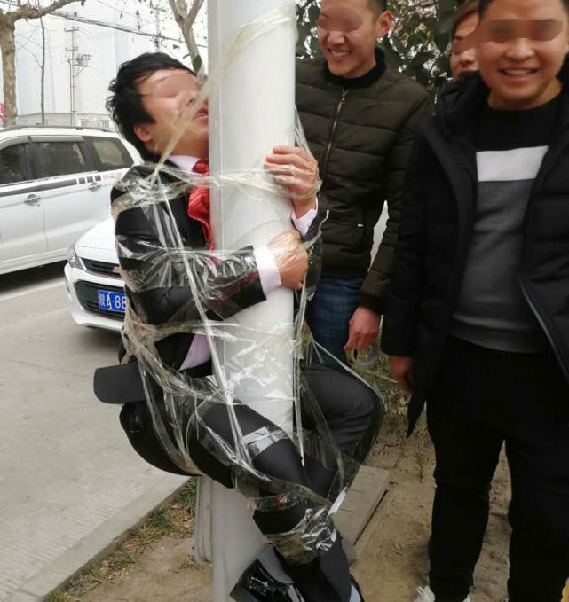 迎亲路上 新人被绑电线杆胶带缠满身