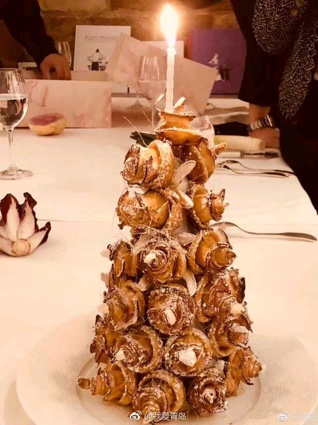 Baby庆祝29岁生日超大鸽子蛋钻戒和玫瑰宝塔