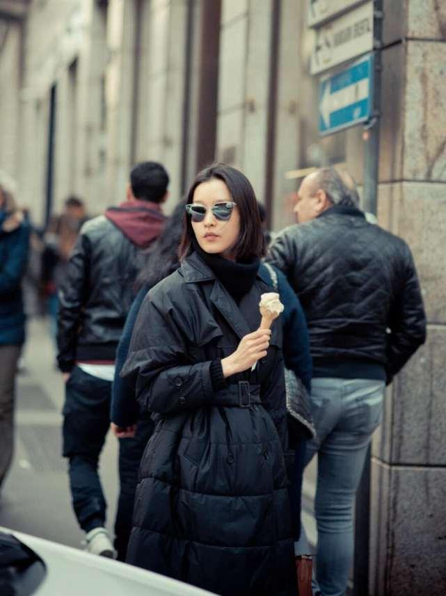 杜鹃国外街拍大气又冷峻, 手上的零食抢镜, 名模竟然这样养生?