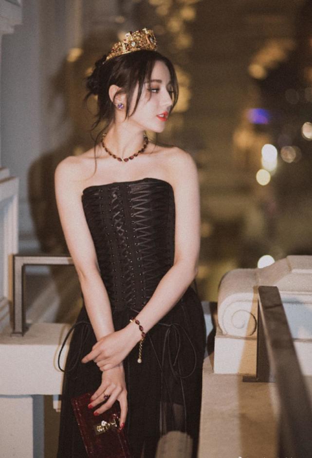 迪丽热巴出席DG活动，黑纱礼服如女王亲临，露肩装却暴露小缺陷
