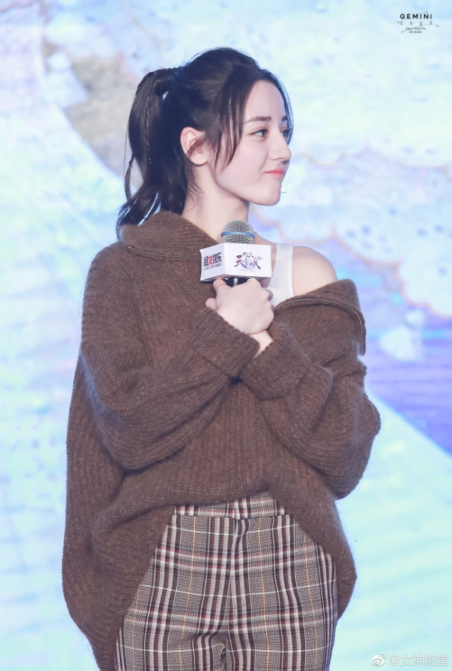 都是新疆美女,佟丽娅身穿露肩连衣裙比迪丽热