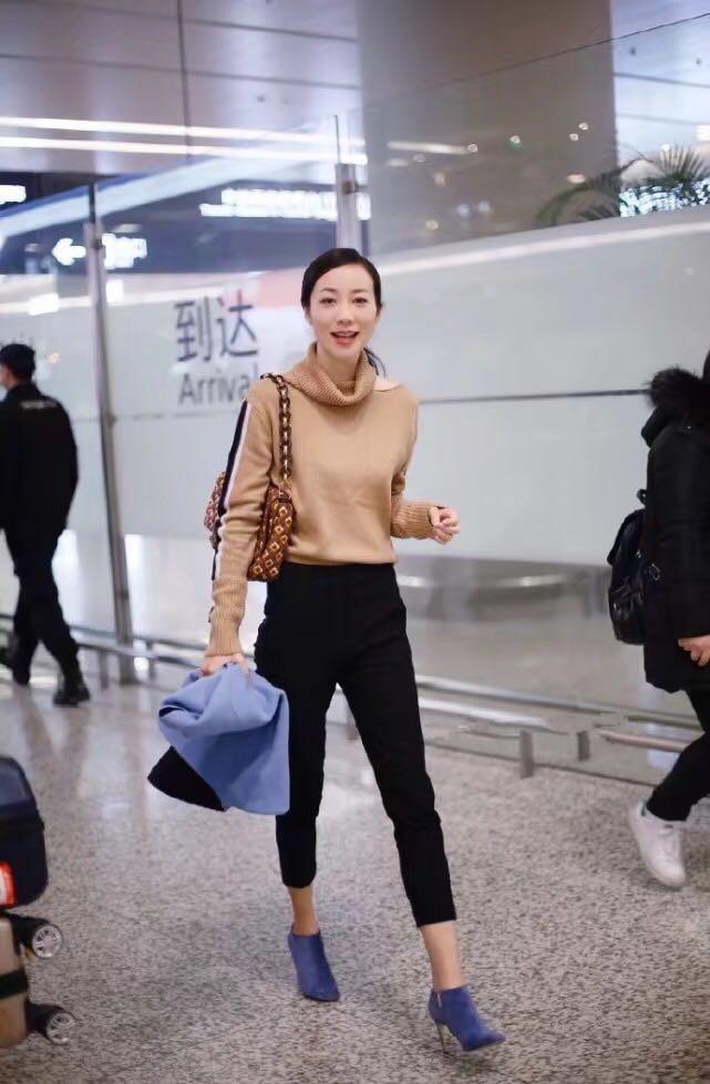 34岁韩雪现身机场, 身穿卡其色毛衣好温柔, 网友: 女神身材似模特