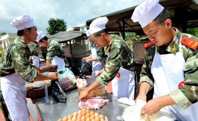 炊事班真的不配枪么?30年老兵告诉你，真相和你想的完全不一样