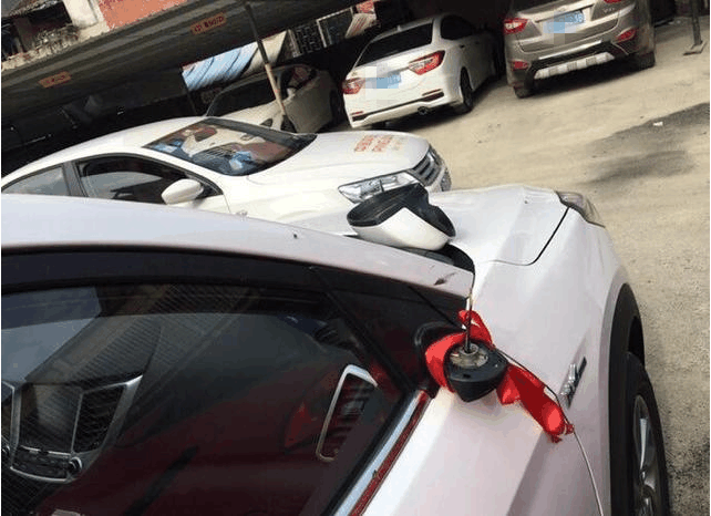 新提WEY VV7停车位死活倒不出来, 车主: 车太