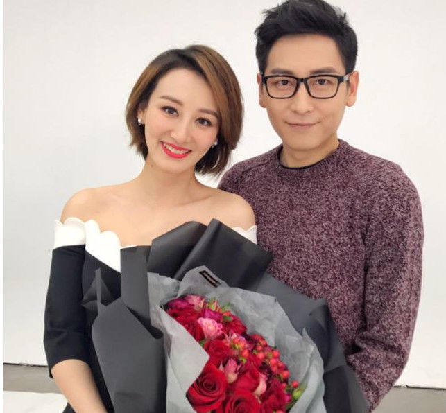 郭晓敏主持装美艳动人 网友爸爸:李好咋不帮老婆把衣服扯上去?