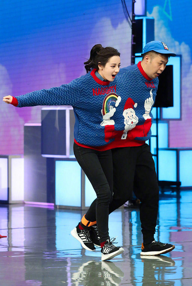 杜海涛盯着迪丽热巴的美足流口水,这脚比我家