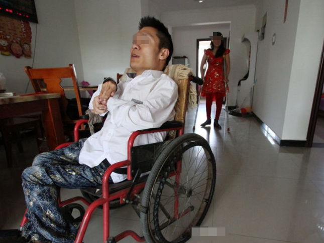 直击一对特殊夫妻,丈夫瘫痪妻子残疾,但他们过得比大多数人幸福