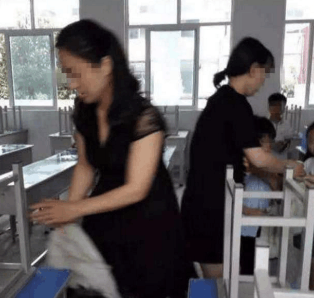 实拍: 家长轮流打扫幼儿园教室的卫生, 怀孕妈妈