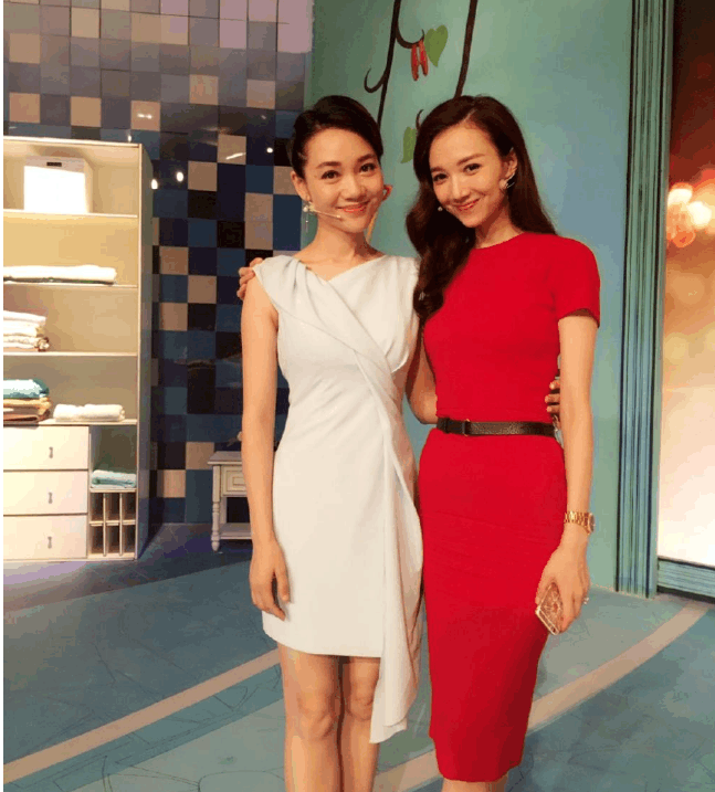 44岁周群近照: 安徽卫视主持一姐, 女儿已6岁像