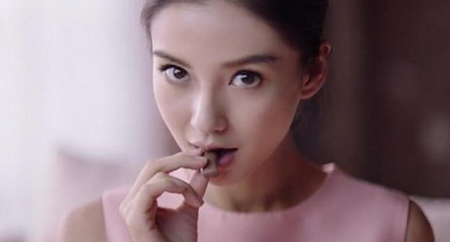 历任德芙巧克力广告的女主角，Angelababy被吐槽，她被认为最美