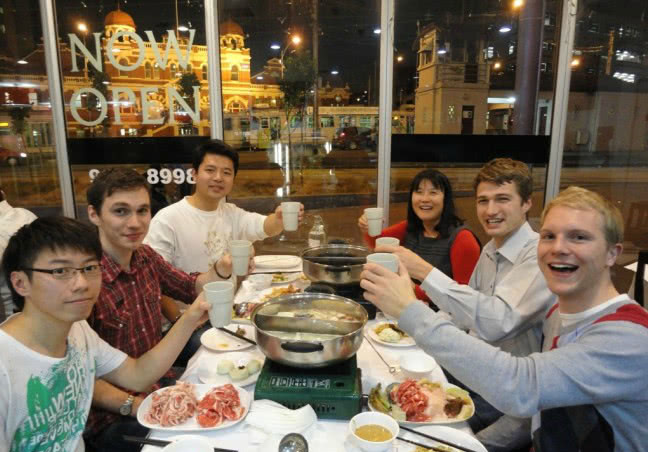 外国人是这样吃火锅的,让人笑的肚子疼,中国人始终是