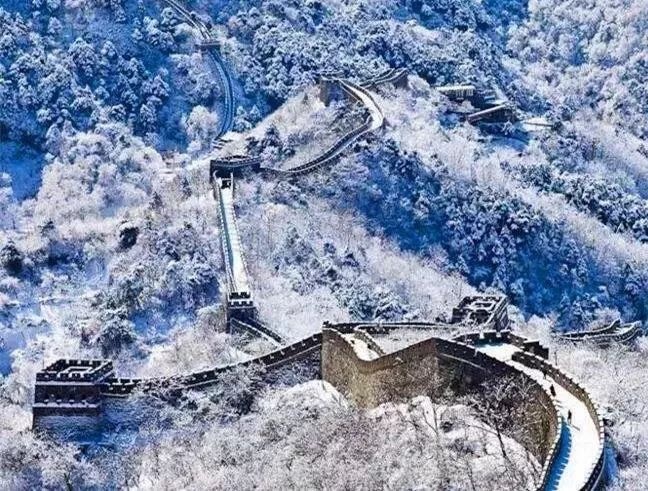 万里雪飘 望长城内外,惟余莽莽 大河上下,顿失滔滔 山舞银蛇,原驰蜡象