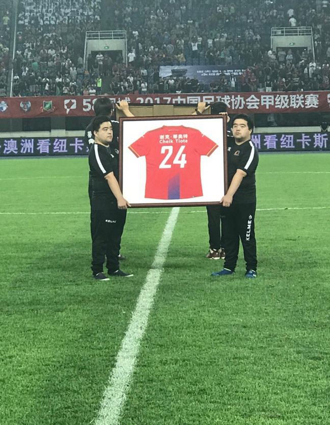 队史首件退役球衣卡特15号猛龙球衣正式升到猛龙主场上空