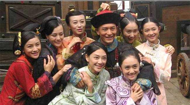 晚清一位官员和他的妻妾以及四个子女的合影,一家人都穿着华丽的衣服.
