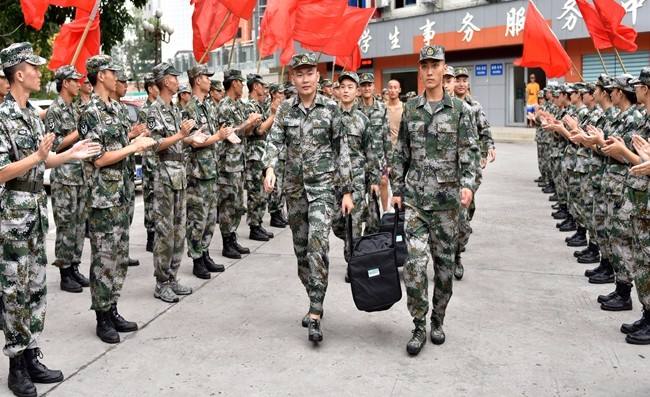 在校大学生,入伍当兵后回来有什么用?看完后连