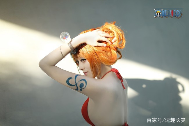 海贼王 娜美和罗宾cosplay 这个妮可·罗宾很美,腿也长