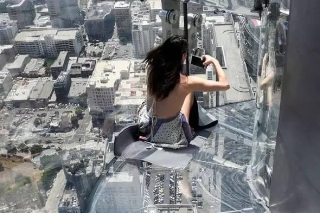 世界上最刺激的玻璃滑梯，离地300米，从70楼滑下，你敢尝试吗