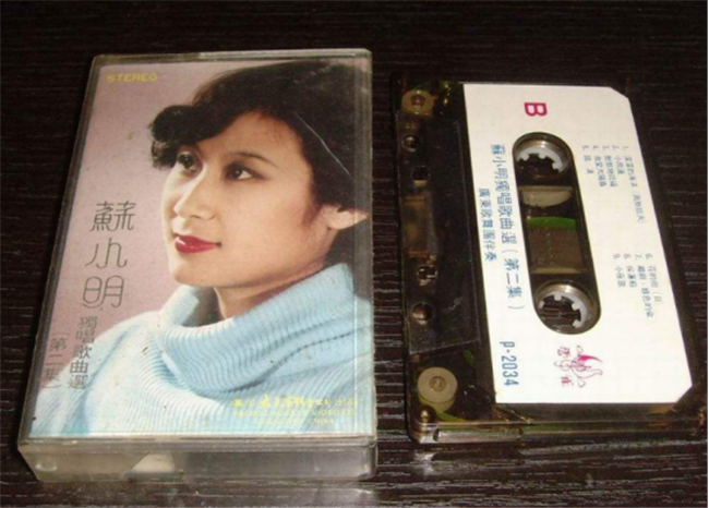 61岁苏小明全家照：丈夫是法国人，女儿不似混血儿与她共用一张脸
